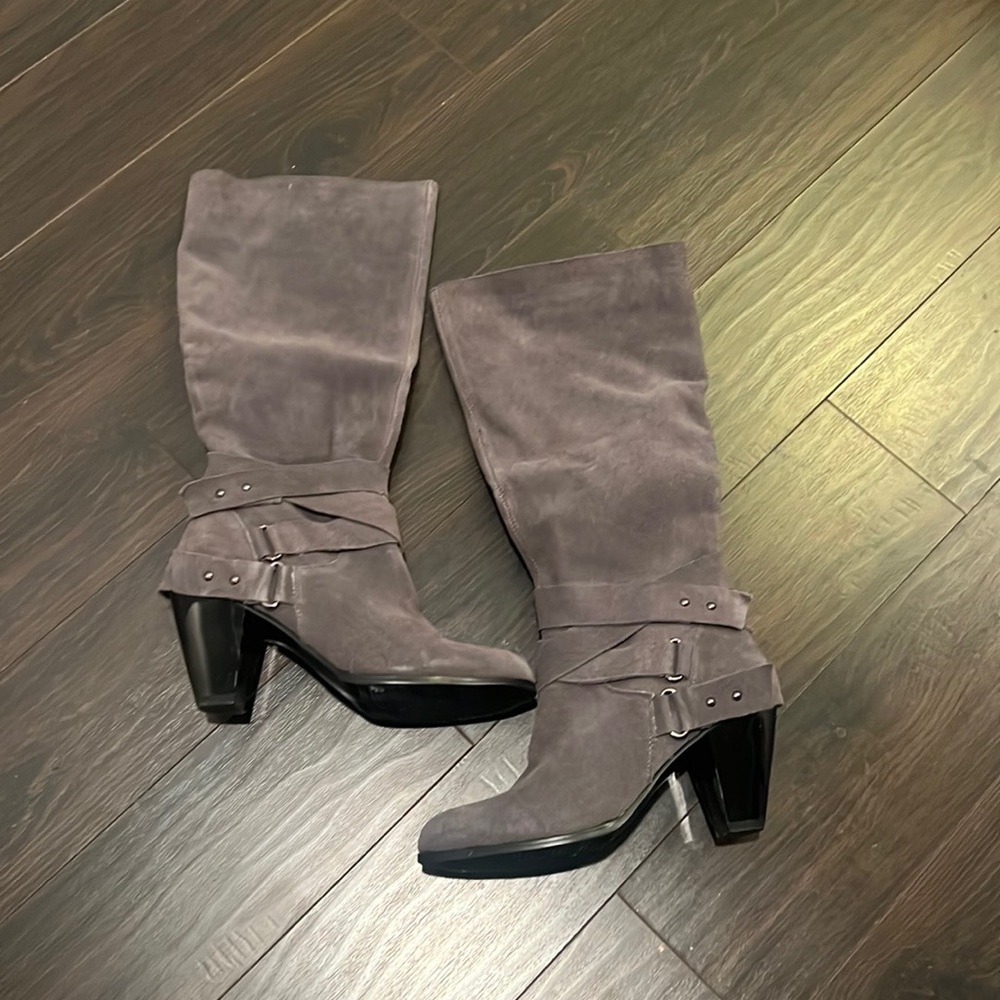 ❌SOLD❌ Monroe & Main Gray Suede Boots